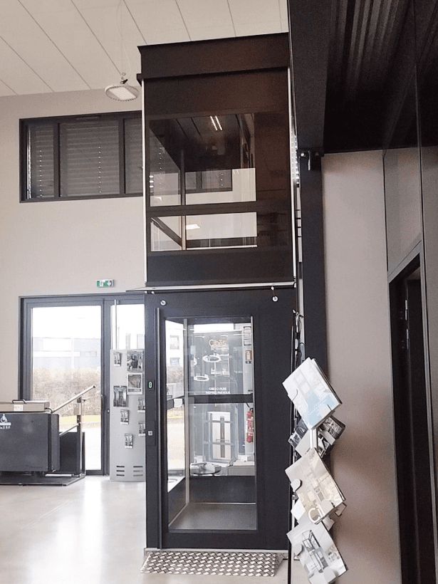 Nouvel élévateur PMR dans le showroom de Aratal à Charnay-Lès-Mâcon (71).