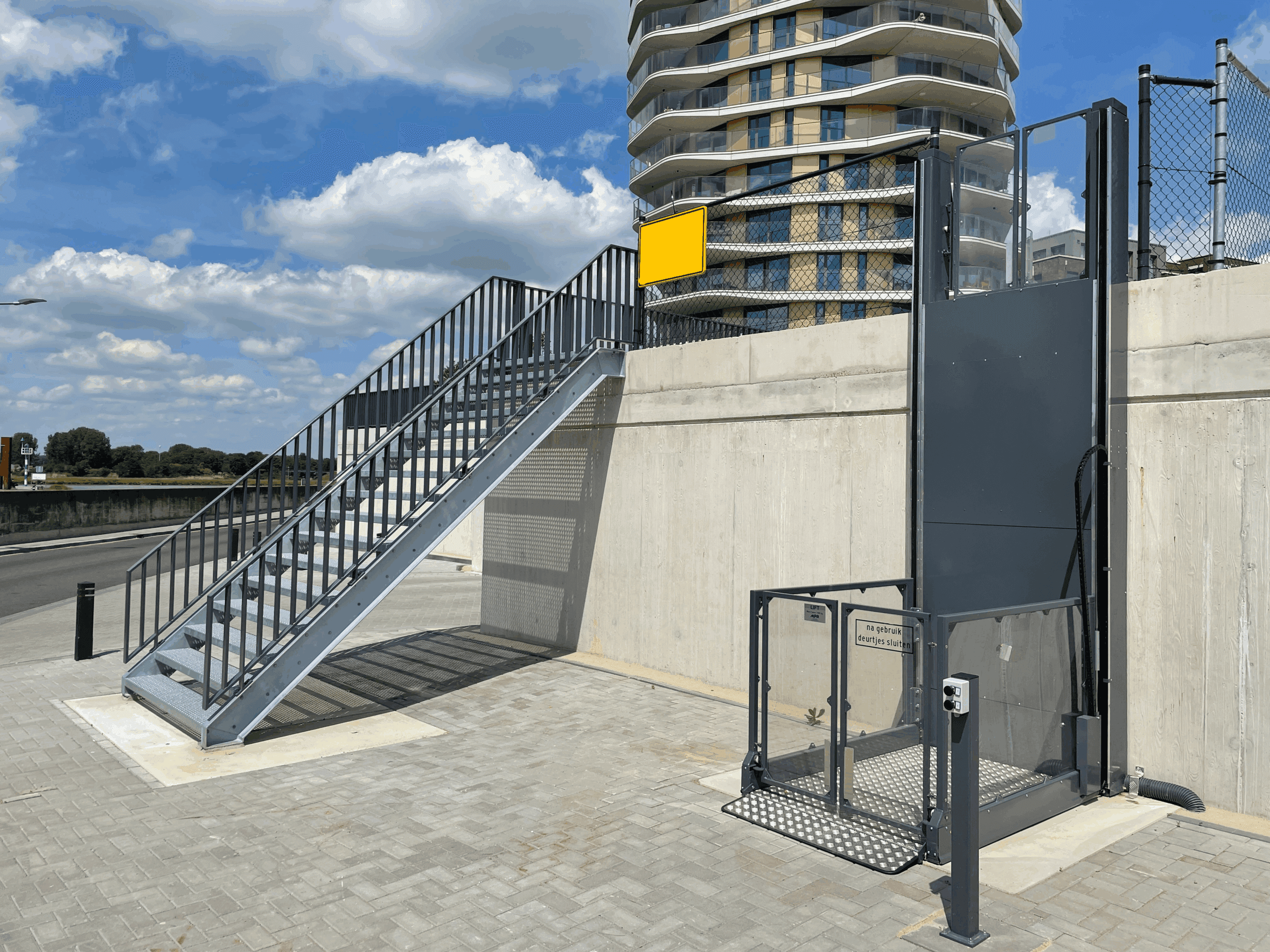 Elevateur pour personne a mobilite reduite MPR Lifts Strategos