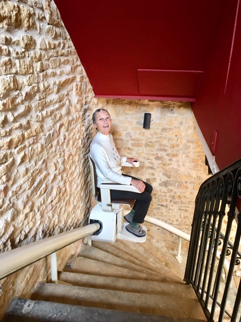 Siège monte-escalier du fabricant Handicare dans le Rhône