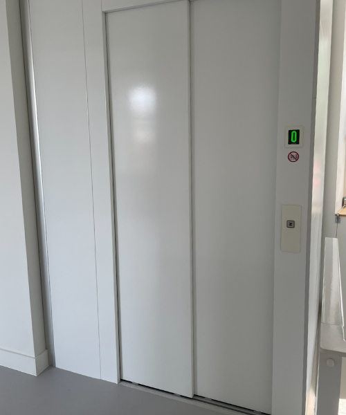 Porte à effacement latéral de l'élévateur PMR CIBES C1 Pure installé à la médiathèque de Louhans.