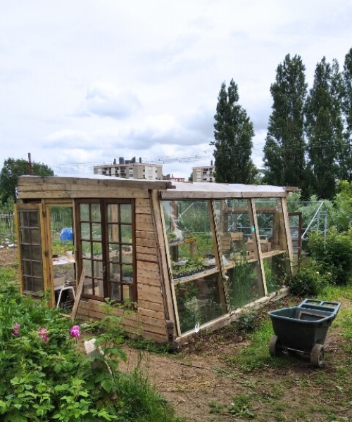 Aratal AM - Recyclage de nos bois d'emballages. Serre réalisée par le Secours Catholique dans les Jardins solidaires de Mâcon.